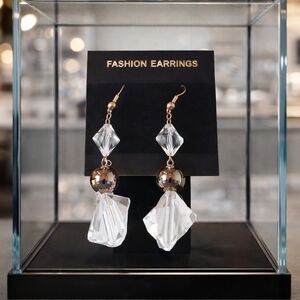 Gold & White dangly earrings ✨️